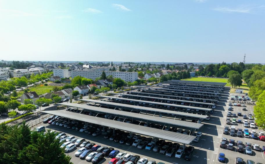 Eiffage Énergie Systèmes installe 12 000 m2 d’ombrières photovoltaïques et des bornes IRVE sur le parking de SKF France