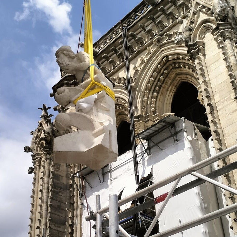 Elévation d'une gargouille de la Cathédrale de Notre-Dame de paris durant la rénovation
