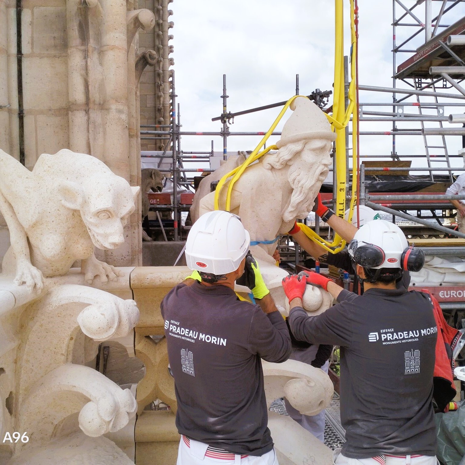 Collaborateurs Eiffage posant les gargouilles sur la cathédrale Notre-Dame de Paris