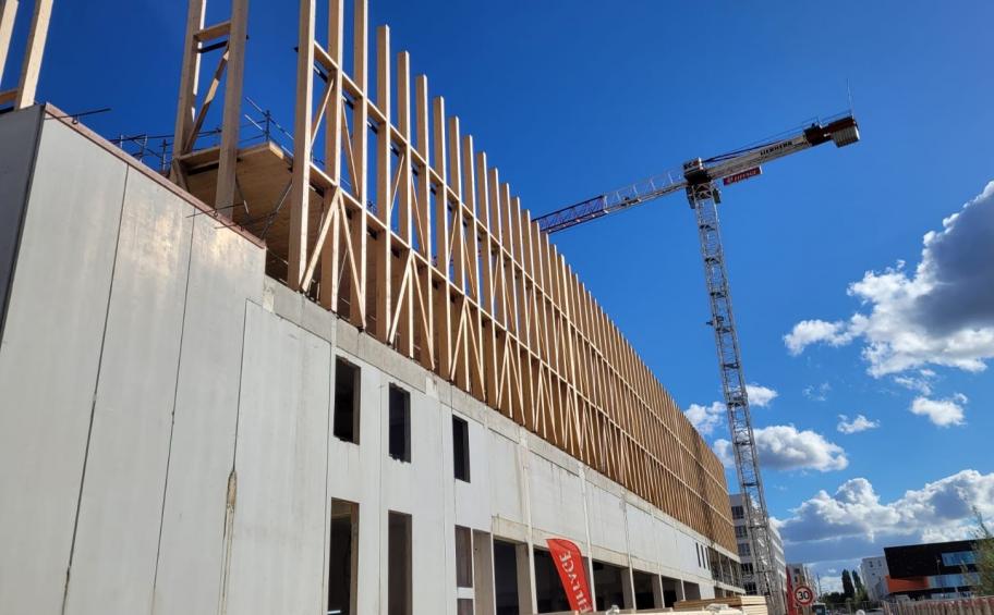 Eiffage Construction pose les derniers éléments bois du Centre de recherche & développement Danone à Gif-sur-Yvette