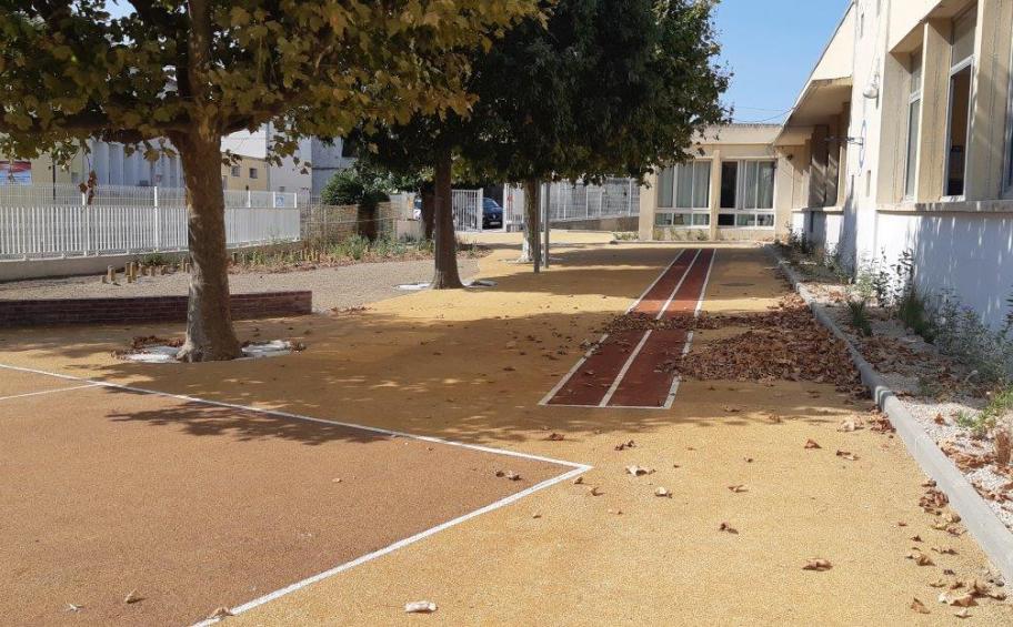 Eiffage Route applique du Bioklair® dans la cour d'école des Pennes-Mirabeau (13)