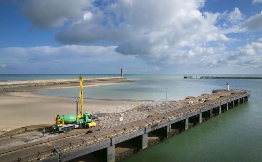 Ævia a réhabilité la passerelle de la jetée d’embectage de l’écluse « De Gaulle » du Grand Port Maritime de Dunkerque (59)