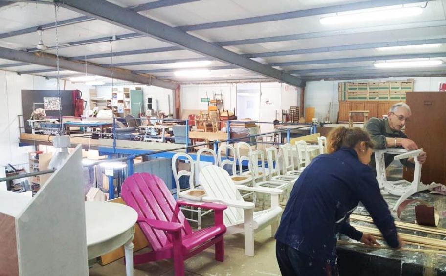 Fondation Eiffage : fabrication de meubles en bois et métal recyclés par des personnes éloignées de l’emploi près de Soissons