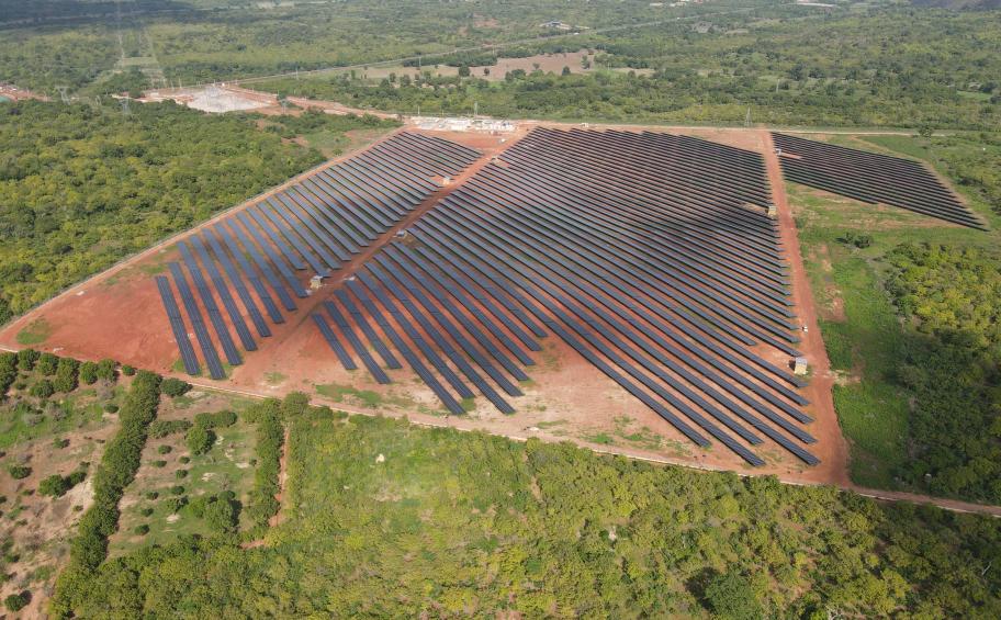 En Côte d’Ivoire, RMT construit une centrale solaire de 37,5 MWc et installe un système de stockage d’énergie