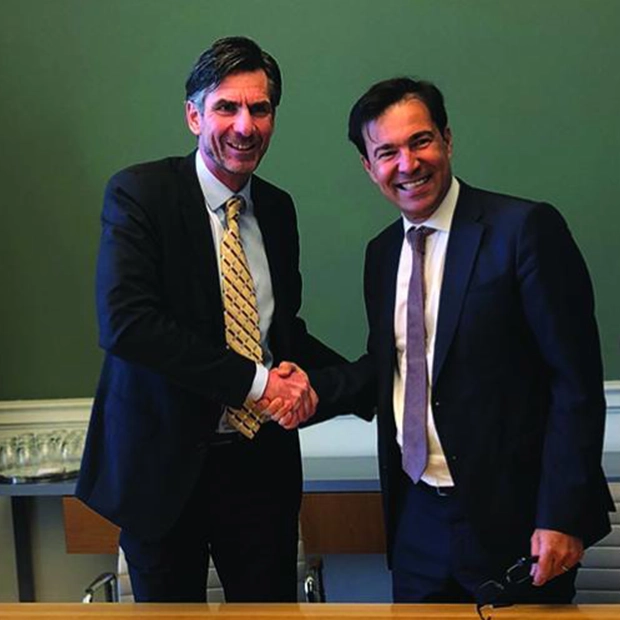 Photo de Remko Hellenberg, président-directeur général de Kropman, et de Ludovic Duplan, directeur général d'Eiffage Énergie Systèmes, se serrant la main  