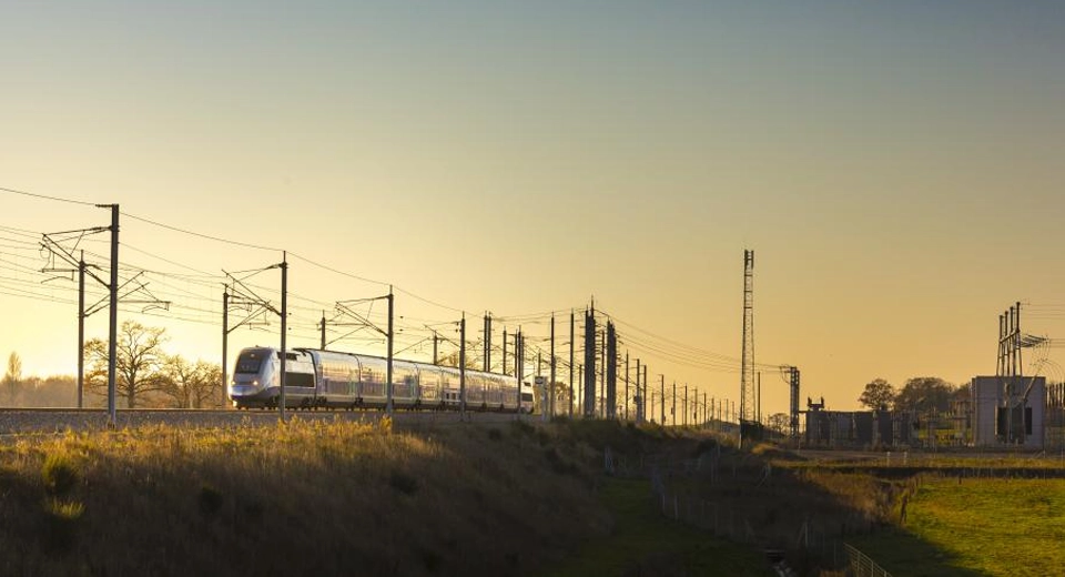 photo d'un train de la ligne à grande vitesse Bretagne-Pays de la Loire