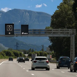 Voitures roulant sur une autoroute